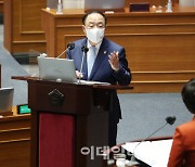 [포토]김은혜 의원 질의에 답하는 홍남기 직무대행