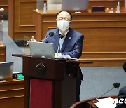 국회 대정부 질문에 답변하는 홍남기 총리 대행
