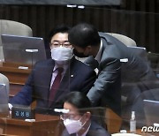 대화하는 김성원·한병도 원내수석부대표