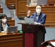 홍남기 "백신 관련 가짜뉴스에 가슴 아파..심각하게 생각 중"