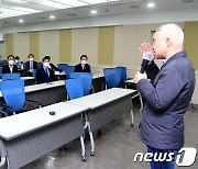 與 쇄신 강연, 최진석 교수 "후보 낸 것 부끄러워 해야"