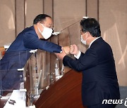 김병주 의원과 인사 나누는 홍남기 총리 대행