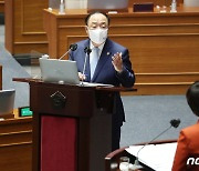 코로나19 백신 관련 질의에 답하는 홍남기 총리 대행