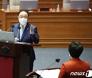 홍남기 "백신 관련 가짜뉴스 심각하게 생각 중"