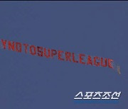 '슈퍼리그에 반대한다고 말해!' 분노한 영국 축구팬, 비행기까지 동원해 반대시위