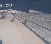 열차 들이닥치기 1초 전..선로에 떨어진 아이 구한 인도 영웅