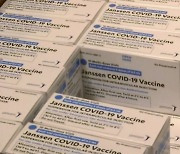 EMA, "얀센 백신, 혈전 관련 가능성..제품 정보에 경고 추가해야"