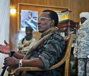 6연임 아프리카 차드 대통령, 당선 다음날 반군 공격에 사망