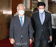 <포토> 민주당 당대표실 향하는 이재명 경기도지사