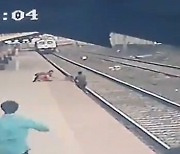 아이 철로로 떨어지자, 기차와 부딪히기 직전 위험 무릅쓰고 달려든 영웅