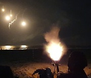 [포토뉴스] 포항 밤하늘 밝히는 '조명탄'