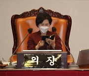 김상희, 마이크 켠채 "신났네 신났어"..허은아 "사과 없으면 사퇴해야"
