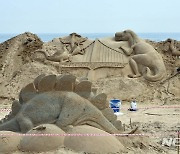 해운대 백사장 채운 대형 모래조각