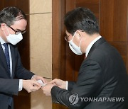 프랑수아 프로보 르노그룹 부회장과 인사하는 성윤모 장관