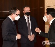 르노그룹 부회장, 르노삼성 사장과 인사하는 성윤모 장관