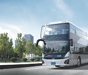 현대차, 국내 최초 '2층' 전기버스 1호차 전달.."광역노선 달린다"