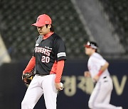 [포토] 이준영 '라모스에게 아쉬운 3점 홈런 허용'
