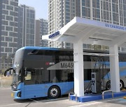 국내 첫 '2층 전기버스' 광역 노선 달린다..현대차 1호차 전달