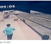 달리는 열차 앞에서 아이 구한 '인도 영웅'