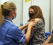 '접종률 50%' 영국, 백신 이어 코로나 치료제 개발
