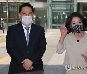 재판 출석한 김부선, "돈이라도 보상 받겠다"
