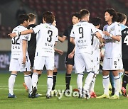 [MD포토] 3-1 승리 인천 '즐거운 하이파이브'