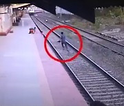 [영상] 열차 오는데..선로 떨어진 아이 구하려 질주한 '영웅'