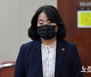 경찰 '윤미향 장학금' 발언 사과..윤 의원 "처벌보다 교육"
