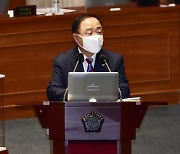 국민연금 개혁 방치 비판에..홍남기 "보험료율 상승해야"