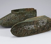 완전한 형태로 발견된 1천500년전 백제 금동신발 2건, 보물됐다