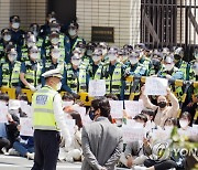 부산 청년들 일본총영사관 기습시위