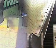[단독] 성범죄 전과자, 대낮 지하철역 성추행..영장 기각한 법원