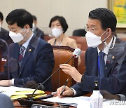 은성수 "암호화폐, 인정할 수 없는 가상자산..손실 보호 못해"