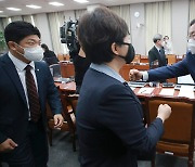 야당의원들과 인사하는 김태년 위원장