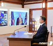 기후정상회의 바이든 미국 대통령 발언 듣는 문 대통령