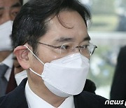 석달 만에 법정 선 이재용.."공소사실 인정 못 해"