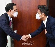 <포토> 악수하는 주호영 권한대행과 이철희 정무수석
