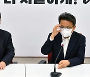 <포토> 이철희 청와대 정무수석과 대화하는 주호영 권한대행