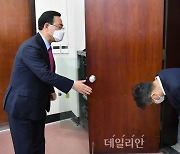 <포토> 주호영 대행에게 90도 인사하는 이철희 정무수석