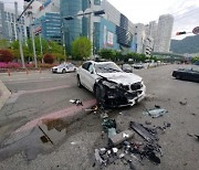 출근 시간대 만취 BMW 부산 도심서 3중 추돌..2명 병원이송