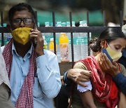 "지금 인도 코로나는 쓰나미같다" 하루 감염자 세계 최다 기록