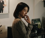 "논란의 서예지, 공유X박보검 꺾고 웃었다"..'내일의 기억', 반전 흥행 [종합]