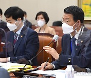 은성수 "암호화폐는 잘못된 길..투자자보호 대상 될 수 없어"