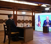 조 바이든 미국 대통령 발언 듣는 문재인 대통령