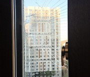 아파트 인근 골프장서 날아온 골프공에 11층 창문 깨져