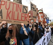 [사진] "푸틴은 살인자" 영국서 나발니 석방 시위