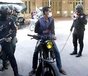 캄보디아 경찰, 방역수칙 어긴 시민에 회초리..비난 여론 확산