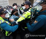 부산청년들 일본영사관 앞 이틀째 시위.."영사관 폐쇄하라"