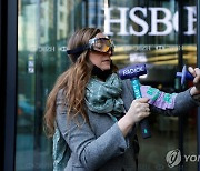 "석탄산업 지원 끊어라" 런던 HSBC 본사 유리창 깨고 시위
