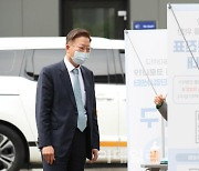 [포토]코로나19 신속 분자진단 검사 보기 위해 온 김연수 병원장